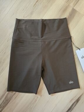 NWT ALO Yoga Airlift Energy Short, 7", Espresso, Size Medium